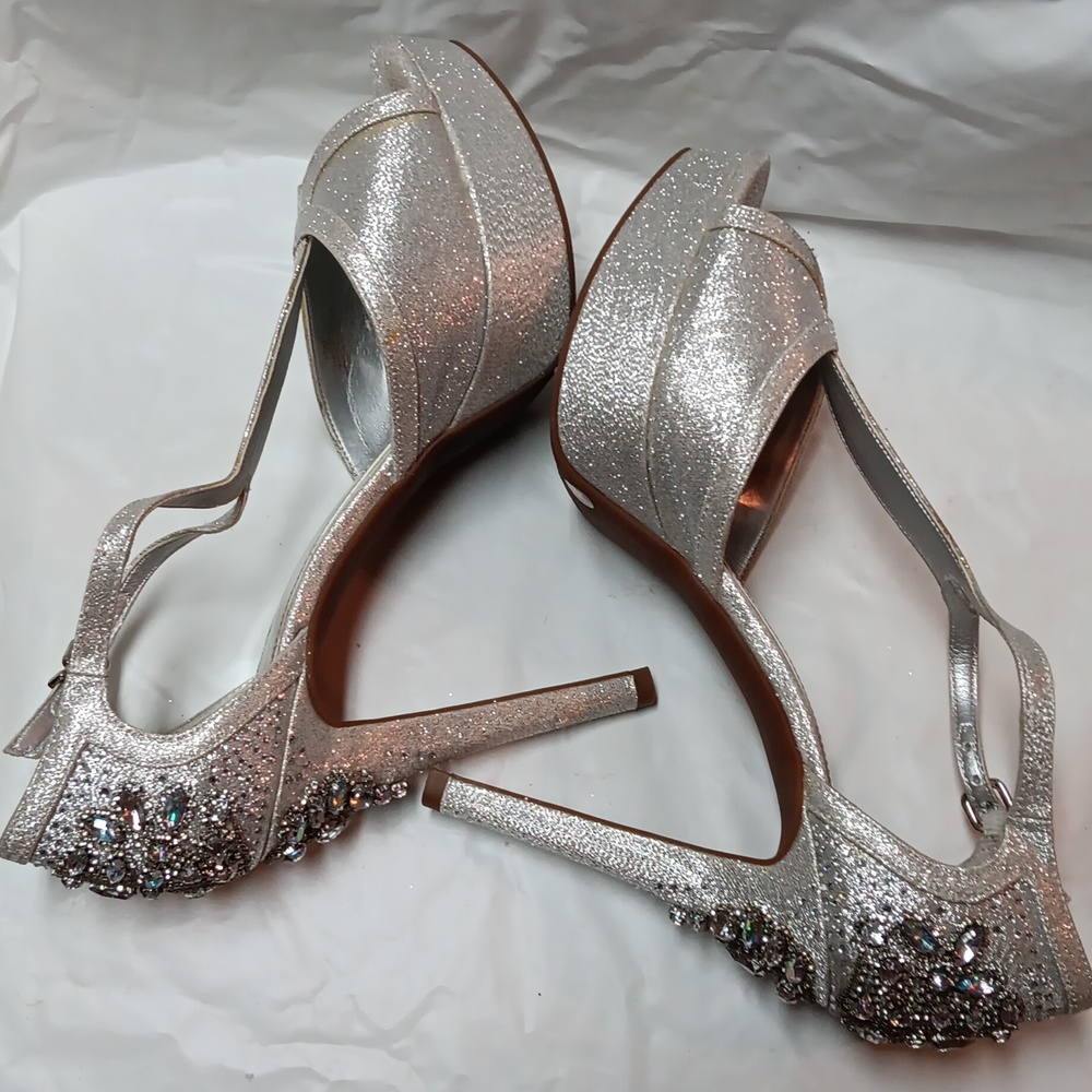 Gianni Bini Silver Heels with Peep-Toe Design and Stiletto Heel Size 10 - Picture 9 of 16